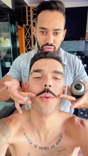 Cliente com bigode e barba modelados no TAD