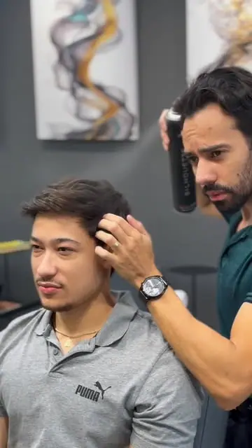 Profissional do TAD finalizando corte masculino com secador