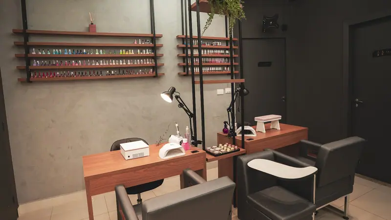 Espaço de manicure e pedicure do TAD com mesas e expositor de esmaltes