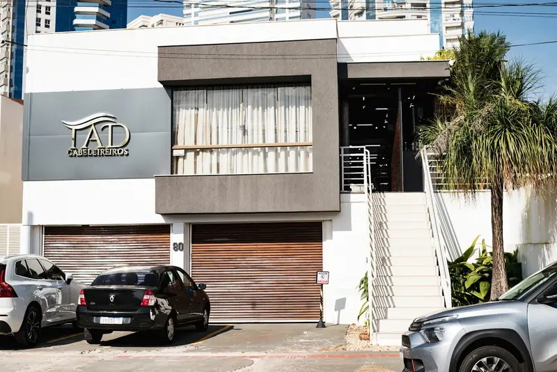 Fachada do TAD Cabeleireiros na Rua Otaviano Gonçalves Ferreira, 80, com estacionamento em frente