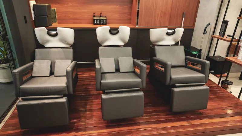 Três lavatórios de cabelo com poltronas cinza no TAD