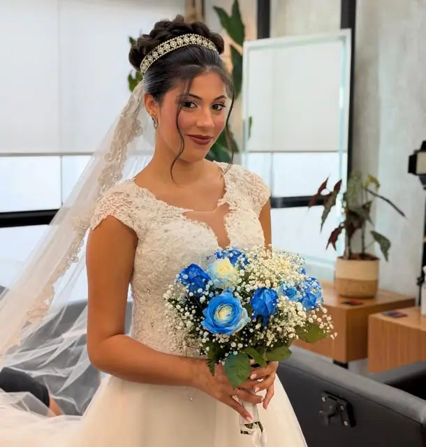 Noiva com maquiagem, penteado e buquê azul preparada no TAD