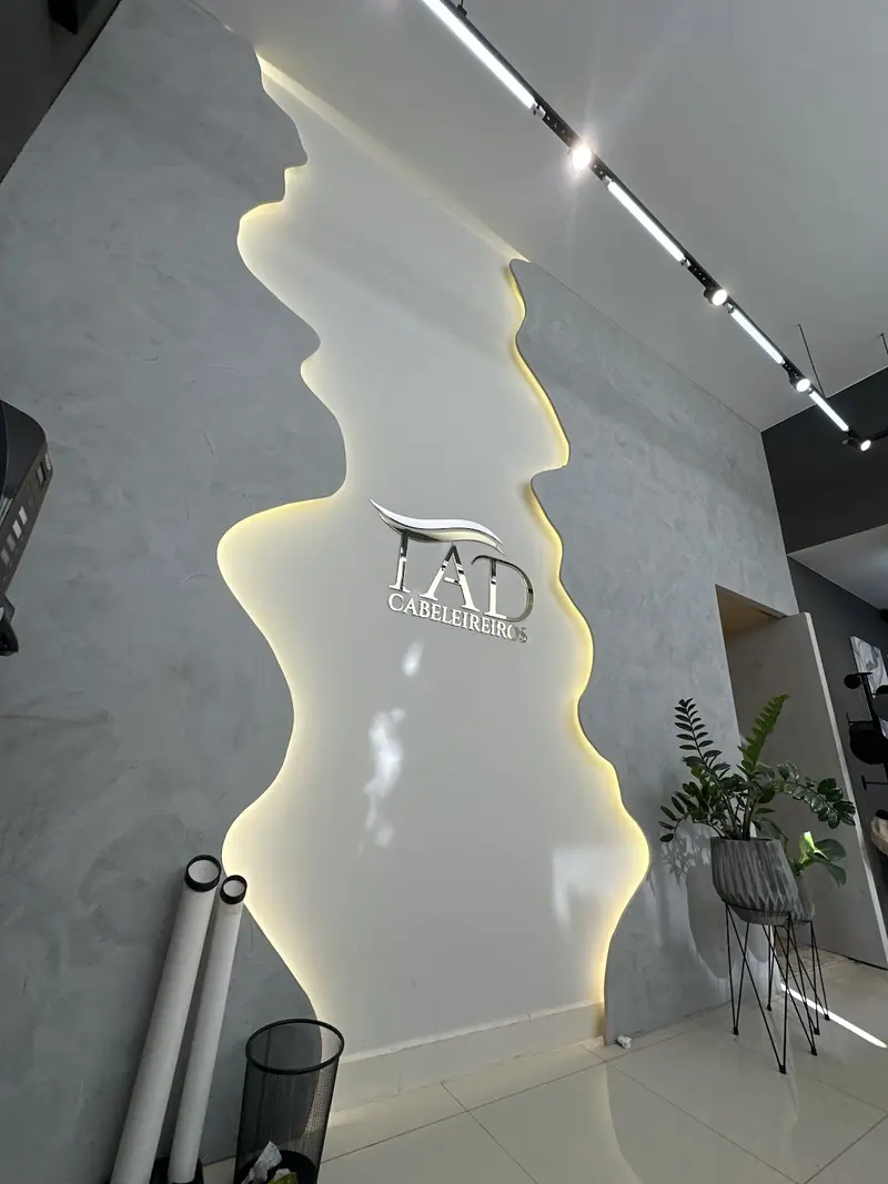 Recepção do TAD com parede iluminada e logomarca prateada
