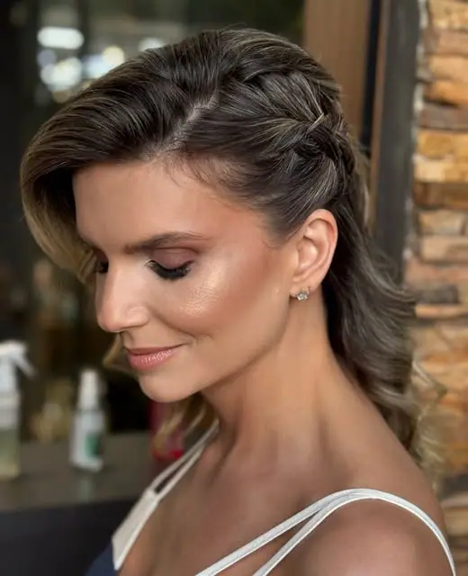 Penteado semipreso com tranças e maquiagem feitos no TAD