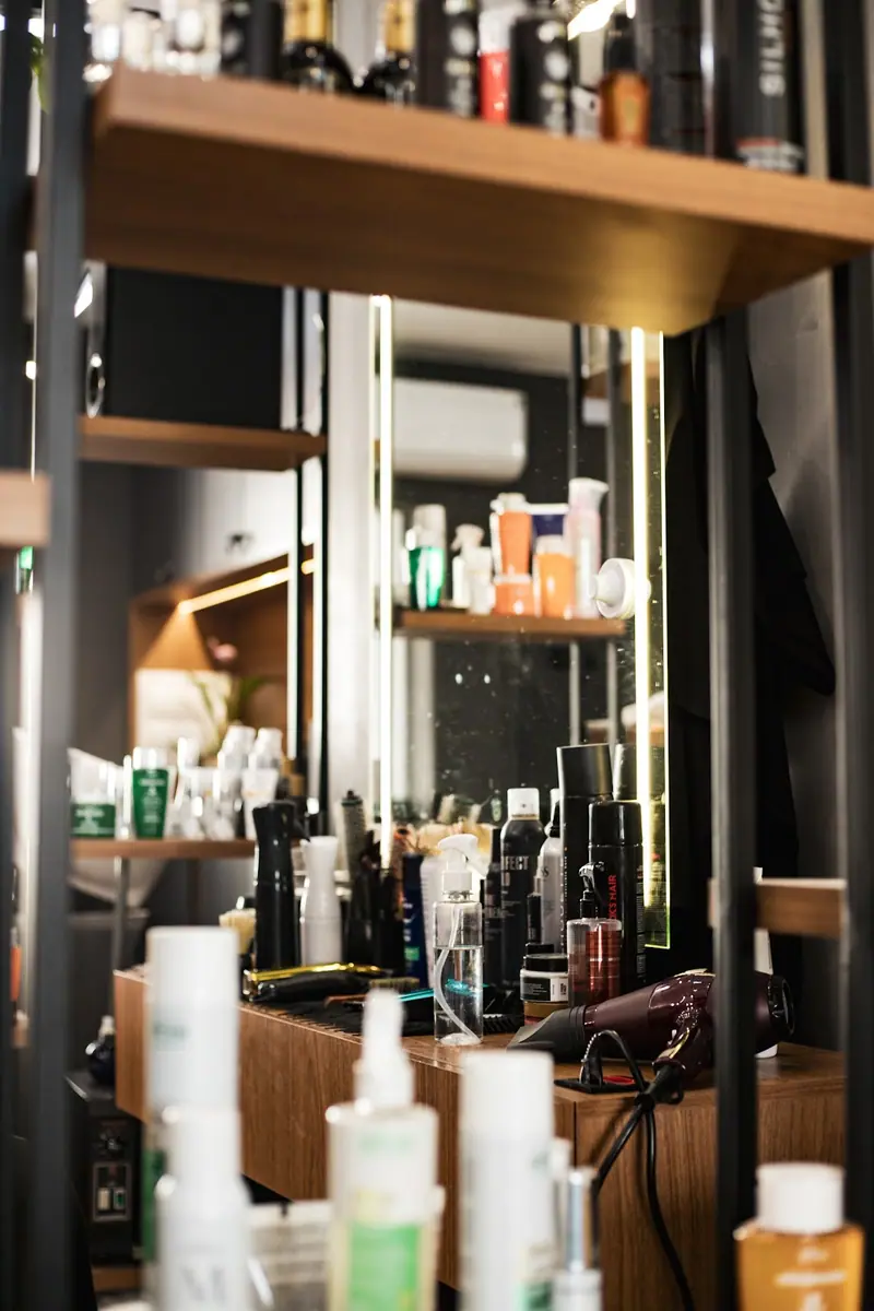 Prateleira com produtos profissionais para cabelo no TAD