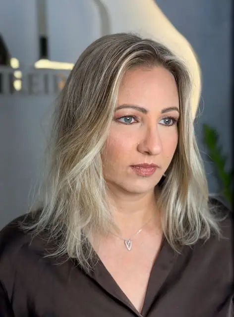 Cabelo loiro iluminado na altura dos ombros feito no TAD