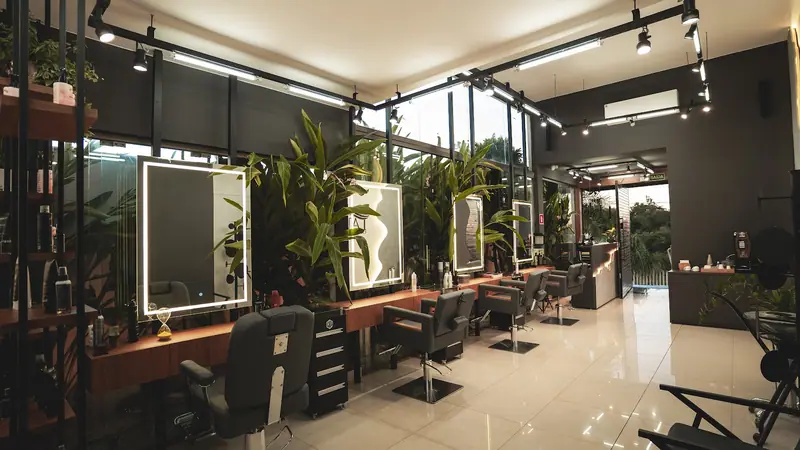 Interior do TAD com espelhos iluminados, plantas e cadeiras de atendimento